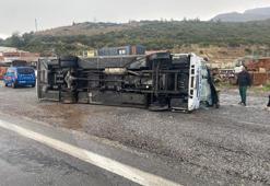 İzmir'de futbolcuları taşıyan midibüs devrildi! 4 sporcu yaralandı