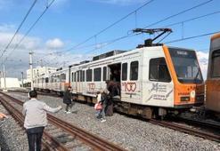 Adana'da faciadan dönüldü! Raydan çıkan metro vagonu direğe çarptı