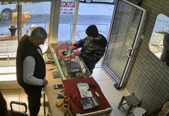 Kuyumcuda akılalmaz yöntem! 'Fotoğraf çekeceğim' dedi, 60 bin liralık yüzükle bir anda kayboldu