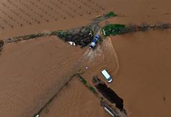 Sel alarmı! Gediz Nehri taştı; tarım arazileri, bahçeler sulara gömüldü