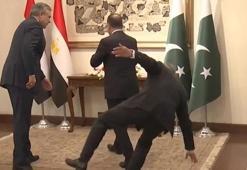Pakistan Dışişleri Bakanı, mevkidaşını karşılarken bir anda yere yığıldı