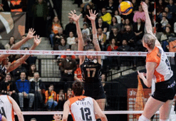 VakıfBank, Eczacıbaşı'nı set vermeden geçti