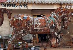 Hatay’da atıklardan dev heykel! Büyük İskender’in efsanevi atı Bukefalos yeniden doğdu