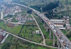 TEM'de feci kaza! 2 TIR ve 2 otomobil çarpıştı! Uzun kuyruklar oluştu