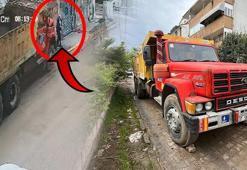Çalışır halde bırakılan hafriyat kamyonu hareket edip kaldırımdaki yayaya çarptı