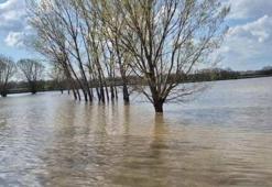Edirne’de şiddetli yağmur: Meriç Nehri taştı, sular yollara ulaştı