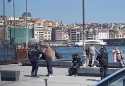 Sirkeci’de dehşet anları! Döner bıçağıyla boğazını kesti, kalabalığın ortasında kanlar içinde yürüdü