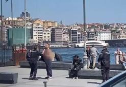 Sirkeci’de dehşet anları! Döner bıçağıyla boğazını kesti, kalabalığın ortasında kanlar içinde yürüdü