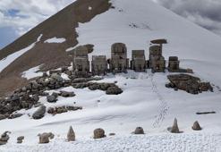 Nemrut Dağı’nda sezon açıldı! Karla kaplı dev heykeller ziyaretçileri büyüledi