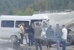 Isparta-Antalya karayolunda can pazarı! TIR ile minibüs çarpıştı: 7 ölü, 7 yaralı