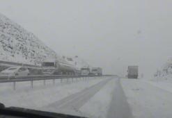 Erzincan'da yüksek kesimlerde etkili olan kar nedeniyle ulaşım güçlükle sağlanıyor