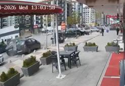 Direksiyon hakimiyetini kaybetti, park halindeki araçlara çarptı