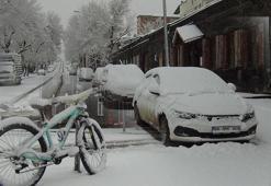 Birçok il nisan ayında karla uyandı: Sabah 04.00’ten beri bu manzaranın tadını çıkarıyorum