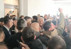 Bursa Büyükşehir Belediyesi'nde başkan vekili seçimi öncesi ortalık karıştı, CHP'liler binaya zorla girmek istedi
