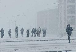 Kentte lapa lapa kar şaşkınlığı! 2 gündür yağıyor... 84 yerleşim yeri ulaşıma kapandı