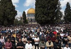 41 gün kapalı tutulan Mescid-i Aksa'da ilk cuma namazı! On binlerce Müslüman akın etti