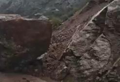 Dağdan kopan dev kaya yolu kapattı! Sürücüler mahsur kaldı