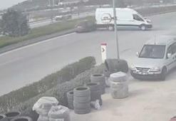 Seyir halindeki araçların arasına daldı! Sürücüsüz minibüs...