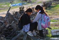Okula gitmek isterken barikatla karşılaştılar! Filistinli çocuklar İsrail nedeniyle sokakta eğitim gördü