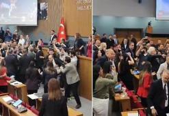 İzmir Büyükşehir Belediye Meclisi’nde AK Parti ve CHP'li üyeler birbirine girdi