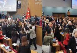 İzmir Büyükşehir Belediye Meclisi’nde AK Parti ve CHP'li üyeler birbirine girdi