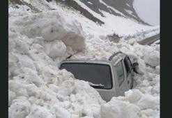 Nisan ayında çığ felaketi! 4 kişinin bulunduğu araçta can pazarı