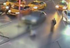 Şişli'de feci kaza! Sürücü bir anda bayıldı, felaket peş peşe geldi: Direk turistin üzerine devrildi
