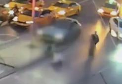 Şişli'de feci kaza! Direk turistin üzerine devrildi