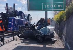 TEM Otoyolu'nda feci kaza! Otomobil yön levhasına saplandı