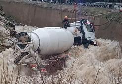 Beton mikseri dereye yuvarlandı! Akıntıya kaybolan şoförün cansız bedeni bulundu