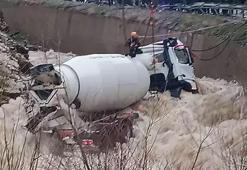 Beton mikseri dereye yuvarlandı! Şoför akıntıya kapılarak kayboldu