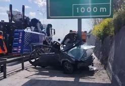 TEM Otoyolu'nda feci kaza! Otomobil yön levhasına saplandı