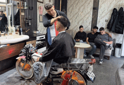 Gençler sıra bekliyor! Modifiyeli motosiklet, berber koltuğuna dönüşünce...