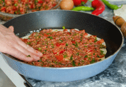 Şipşak Tavada Lahmacun Tarifi: Fırıncıları Kıskandıran Çıtır Lezzet