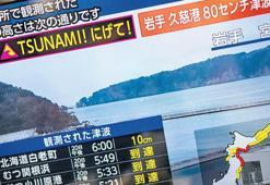 Depremle birlikte tsunami meydana geldi; başkent Tokyo da sallandı: Japonya'yı 7.7 vurdu