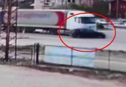 Önüne kattığı otomobili metrelerce böyle sürükledi!