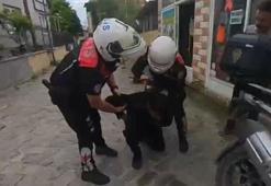 Boğazına şeker kaçan motorcuyu, polis Heimlich manevrasıyla kurtardı