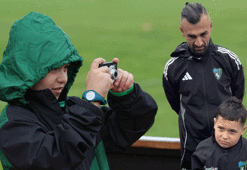 Kocaelispor'da Serdar Dursun'dan minik çocuğa kamera jesti!