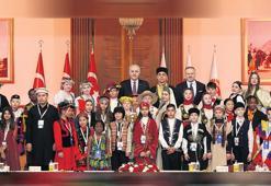 Numan Kurtulmuş dünya çocuklarını kabul etti: 23 Nisan’ın neşesini kendi ülkelerinize taşıyın