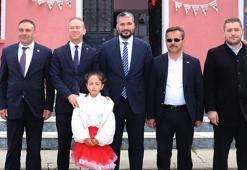 Bir öğretmen, bir öğrenci: 23 Nisan'ı protokol ve mahallelilerle kutladılar