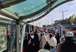T1 Kabataş-Bağcılar Tramvay Hattı’nda arıza! Seferler aksadı, yolcular raylarda yürüdü