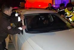 Polis sızan sürücüyü uyandırmak için aracı beşik gibi salladı!