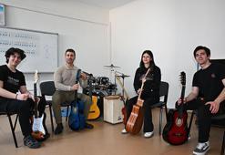 'Askıda Çalgı' projesiyle yüzlerce öğrenciye hediye enstrüman