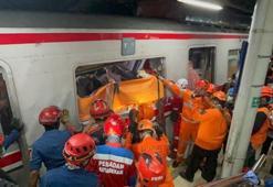 Endonezya'da katliam gibi tren kazası! Çok sayıda ölü ve yaralı var