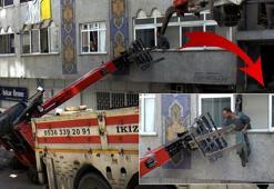 Faciadan kıl payı kurtuldular! Güngören'de iş makinesi dehşeti; önüne ne kattıysa ezdi