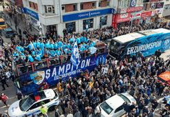 Erzurumspor taraftarıyla şampiyonluk turu attı!