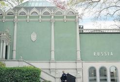 Venedik Bienali’nin jürisi istifa etti