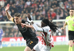Galatasaray fırsat tepti! Sarı-kırmızılı ekip şampiyonluk maçında Samsunspor'a 4-1 mağlup oldu