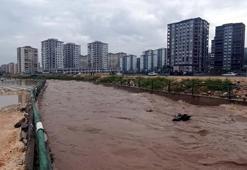 Gaziantep’te sağanak ve fırtınada çatılar uçtu, ağaçlar devrildi! Çok sayıda yaralı var