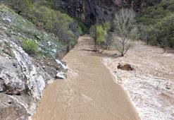 Tunceli’de Munzur Nehri taştı! Kara yolu sulara gömüldü, ulaşım durdu